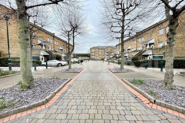  915 Sq. Ft  (85 Sq. Mts.) of living & entertaining space & private parking Beaulieu Lodge - 13 Schooner Close, Isle of Dogs